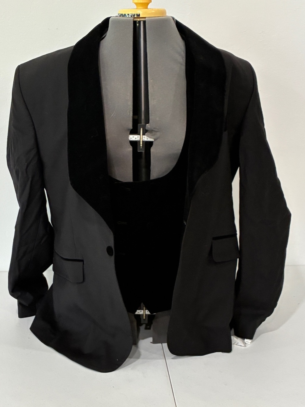 Miguel Wilson Collection Men's Tuxedo Jacket & Vest Velvet Lapel Super 180s 58